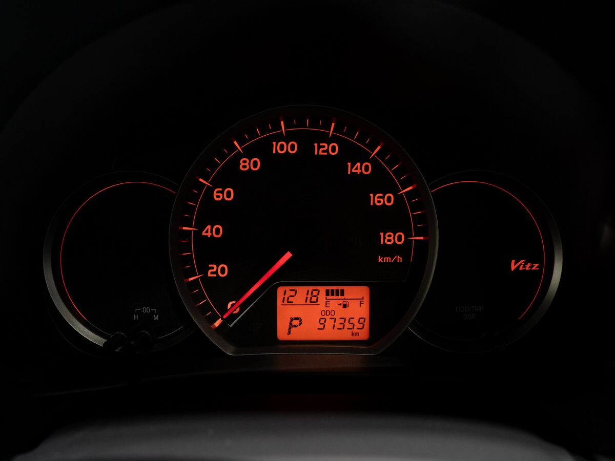 Toyota Vitz 2013 - фото автомобиля