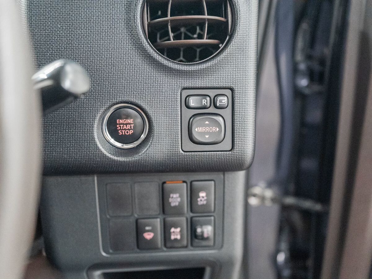 Toyota Spade 2012 - фото автомобиля