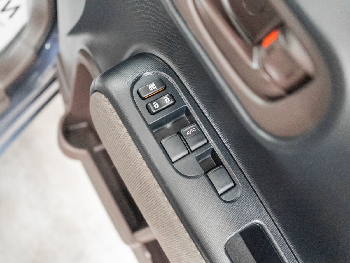 Toyota Spade 2012 - фото автомобиля