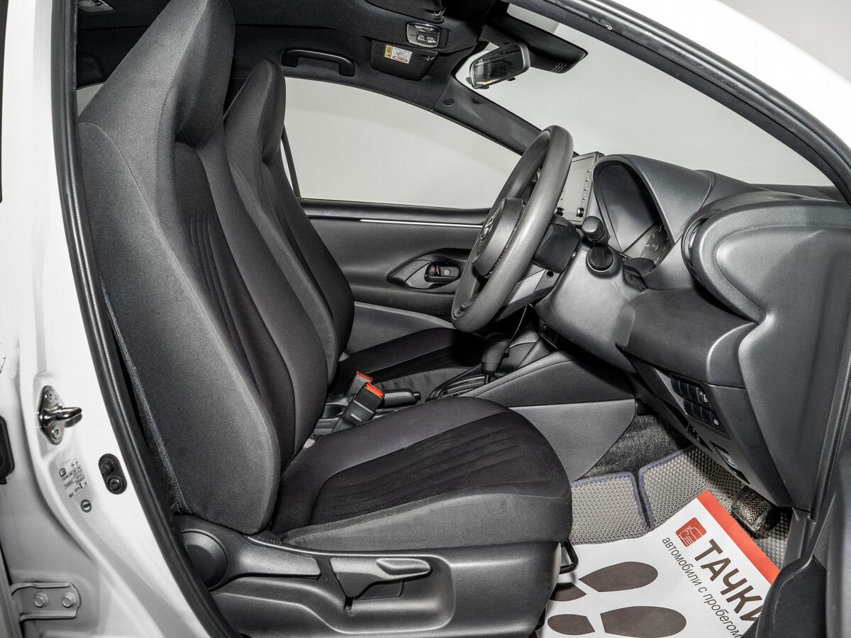 Toyota Yaris 2020 - фото автомобиля