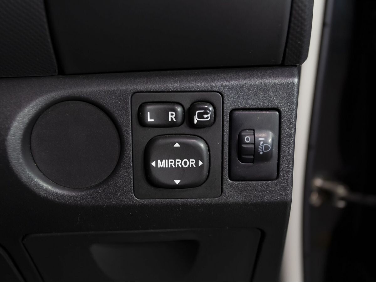 Toyota Vitz 2010 - фото автомобиля