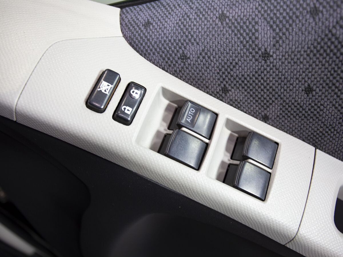 Toyota Vitz 2010 - фото автомобиля