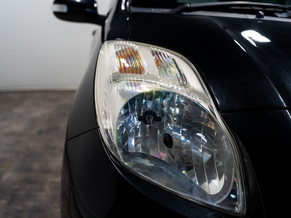 Toyota Vitz 2010 - фото автомобиля