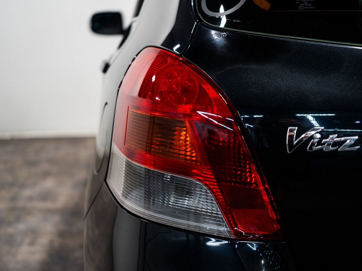 Toyota Vitz 2010 - фото автомобиля