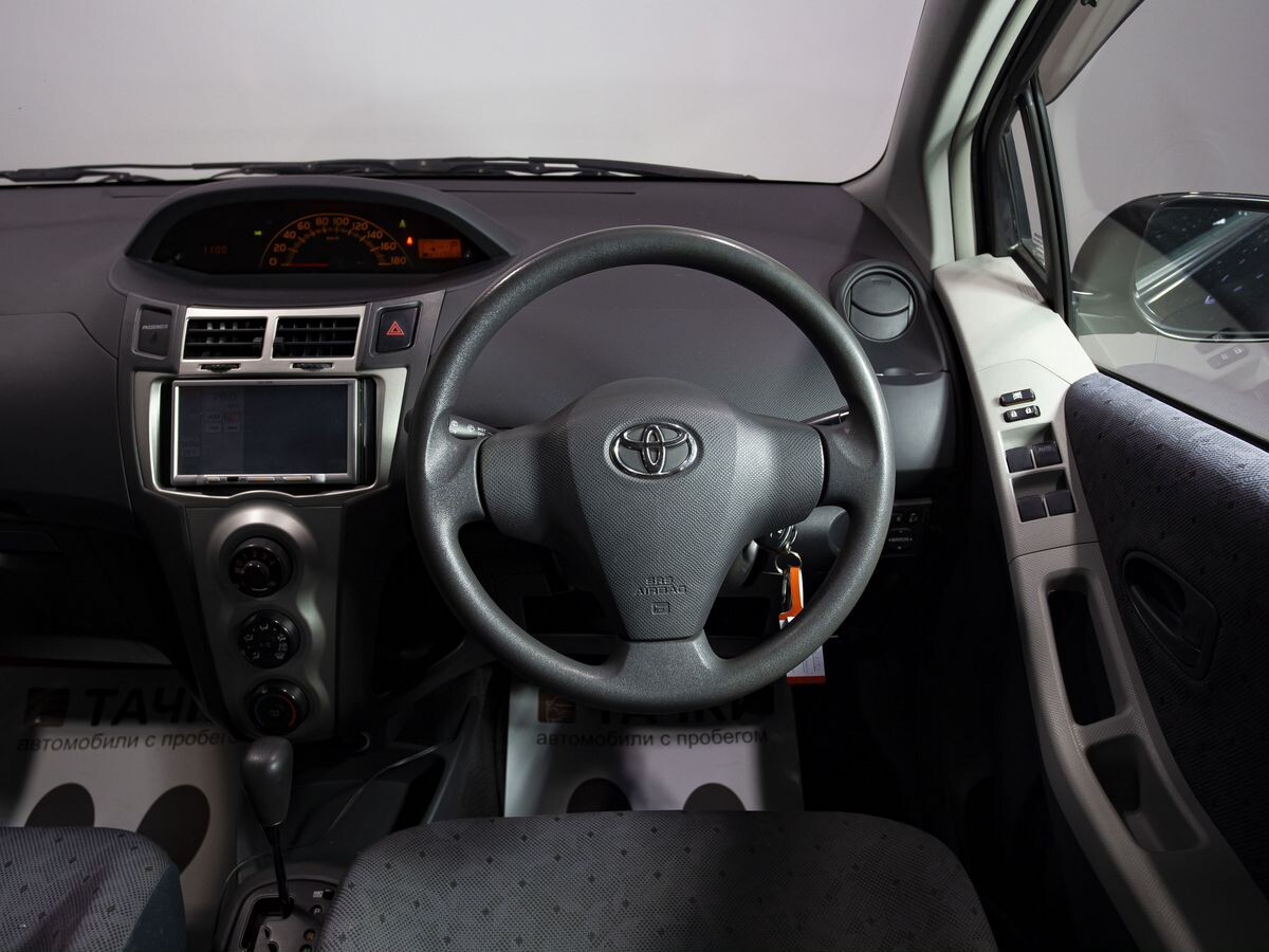 Toyota Vitz 2010 - фото автомобиля