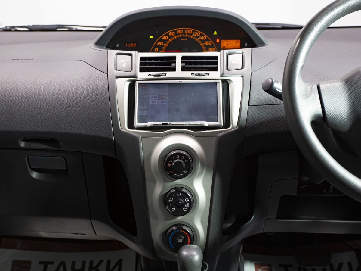 Toyota Vitz 2010 - фото автомобиля