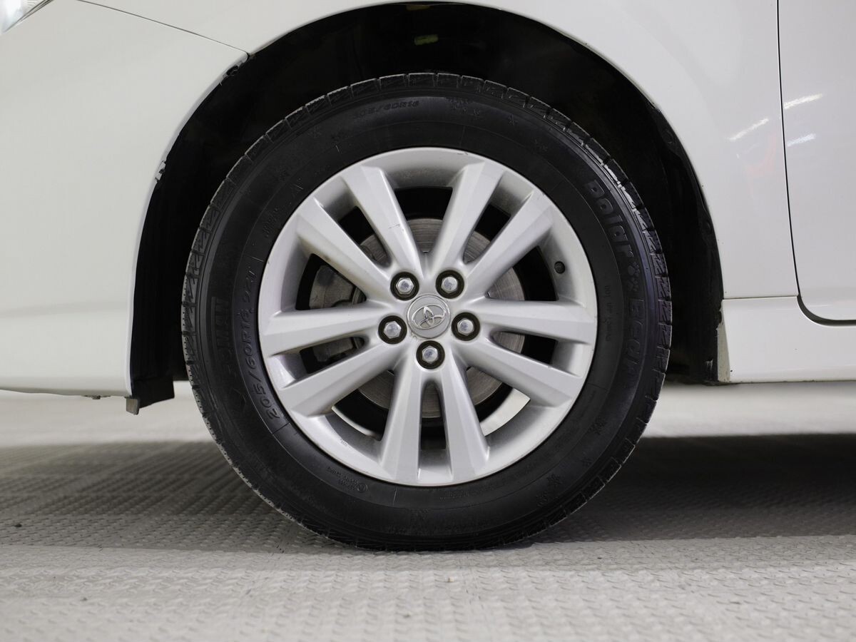 Toyota Wish 2010 - фото автомобиля