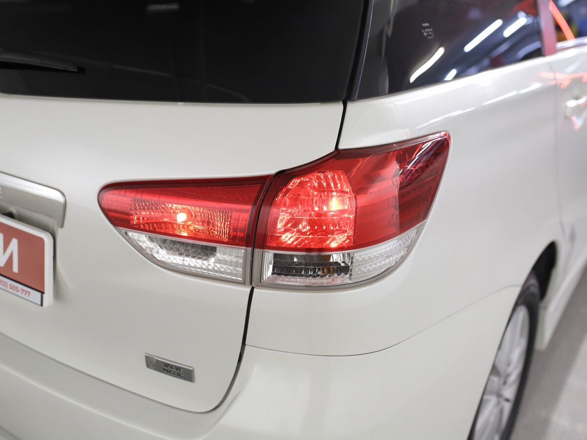 Toyota Wish 2010 - фото автомобиля