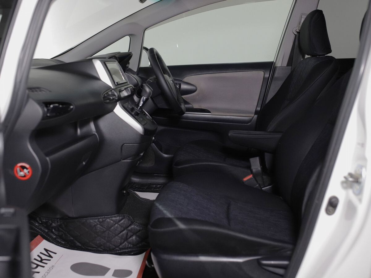 Toyota Wish 2010 - фото автомобиля