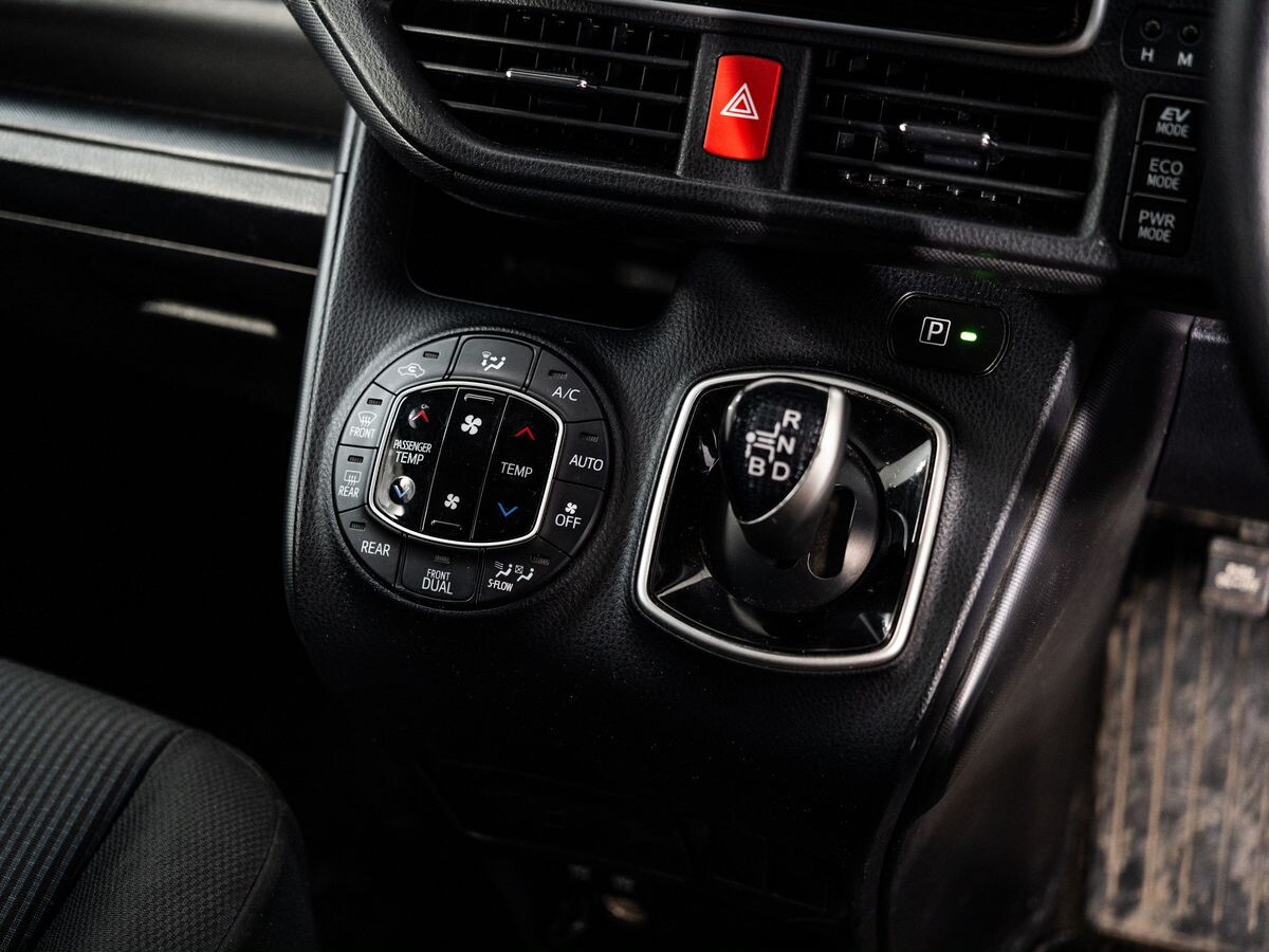 Toyota Noah 2017 - фото автомобиля