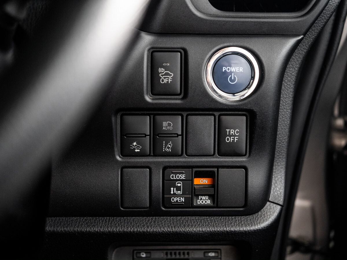 Toyota Noah 2017 - фото автомобиля