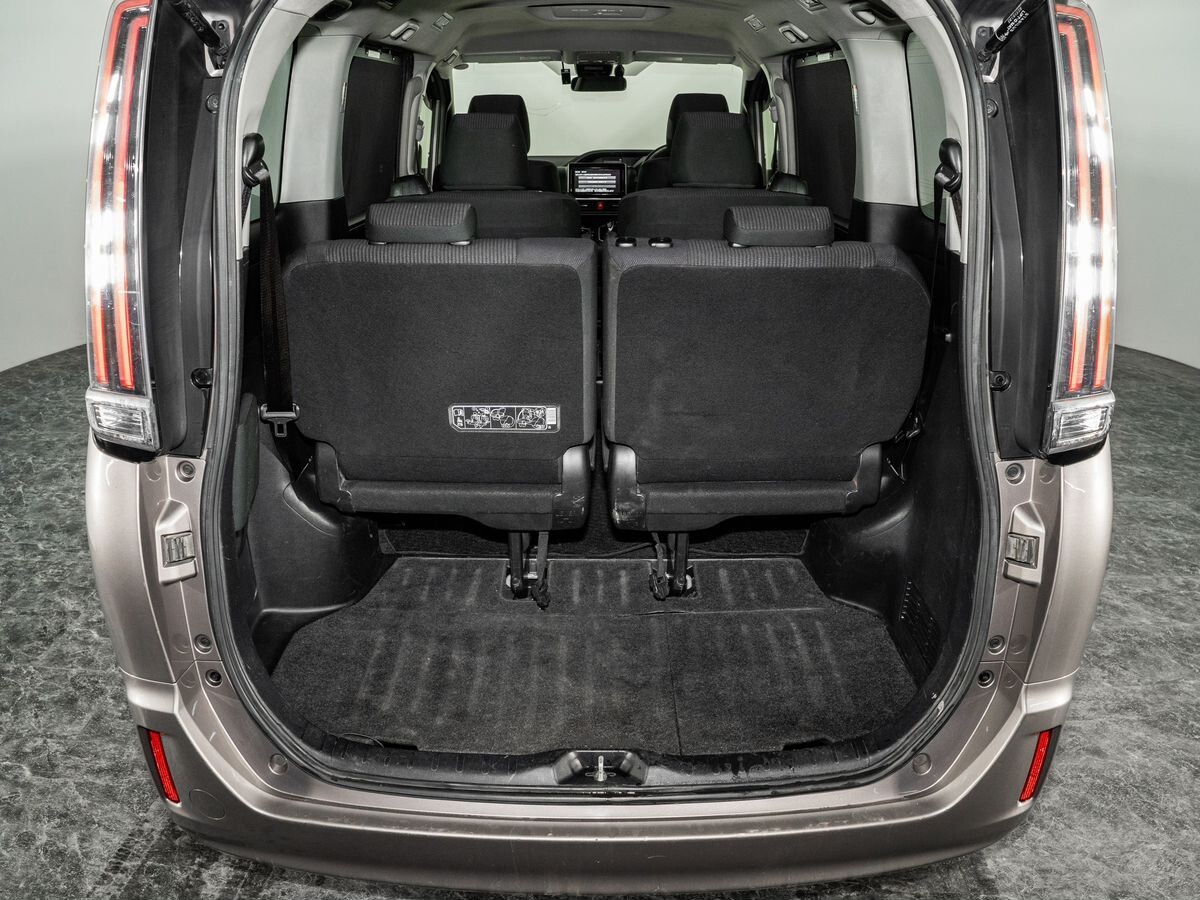 Toyota Noah 2017 - фото автомобиля