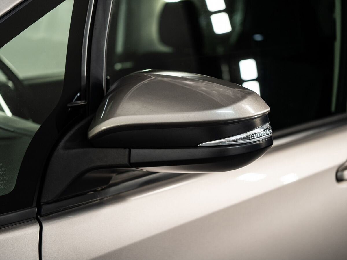 Toyota Noah 2017 - фото автомобиля