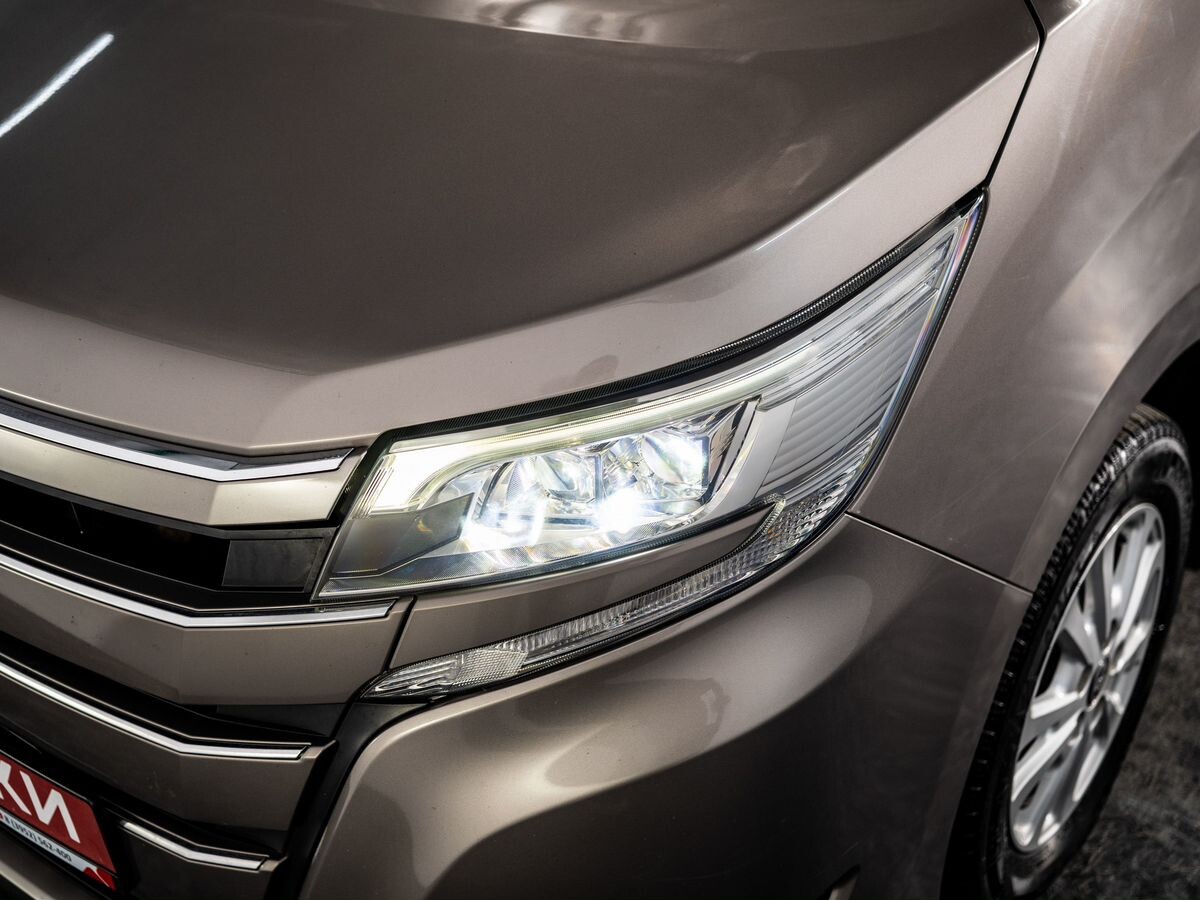 Toyota Noah 2017 - фото автомобиля