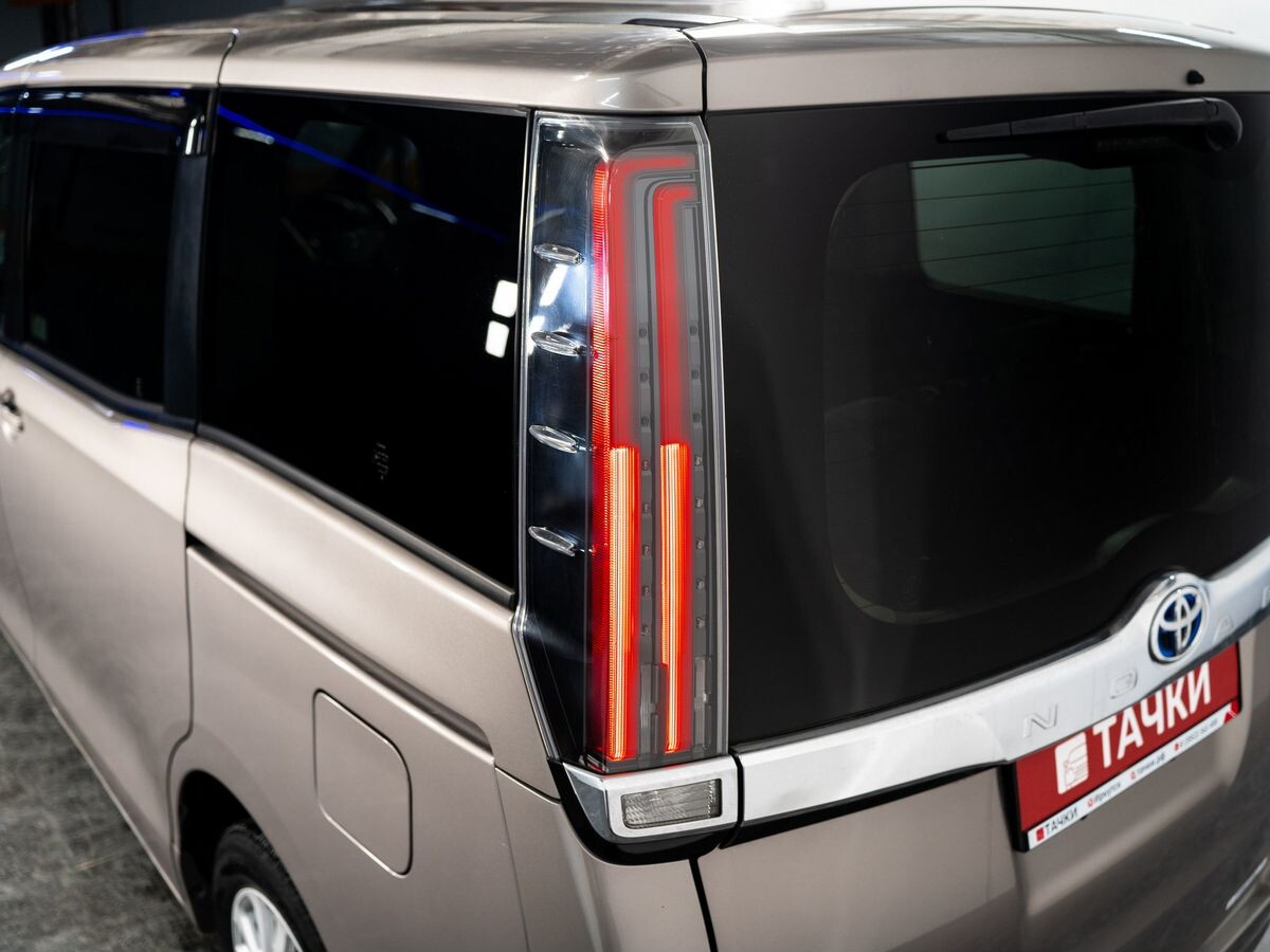 Toyota Noah 2017 - фото автомобиля