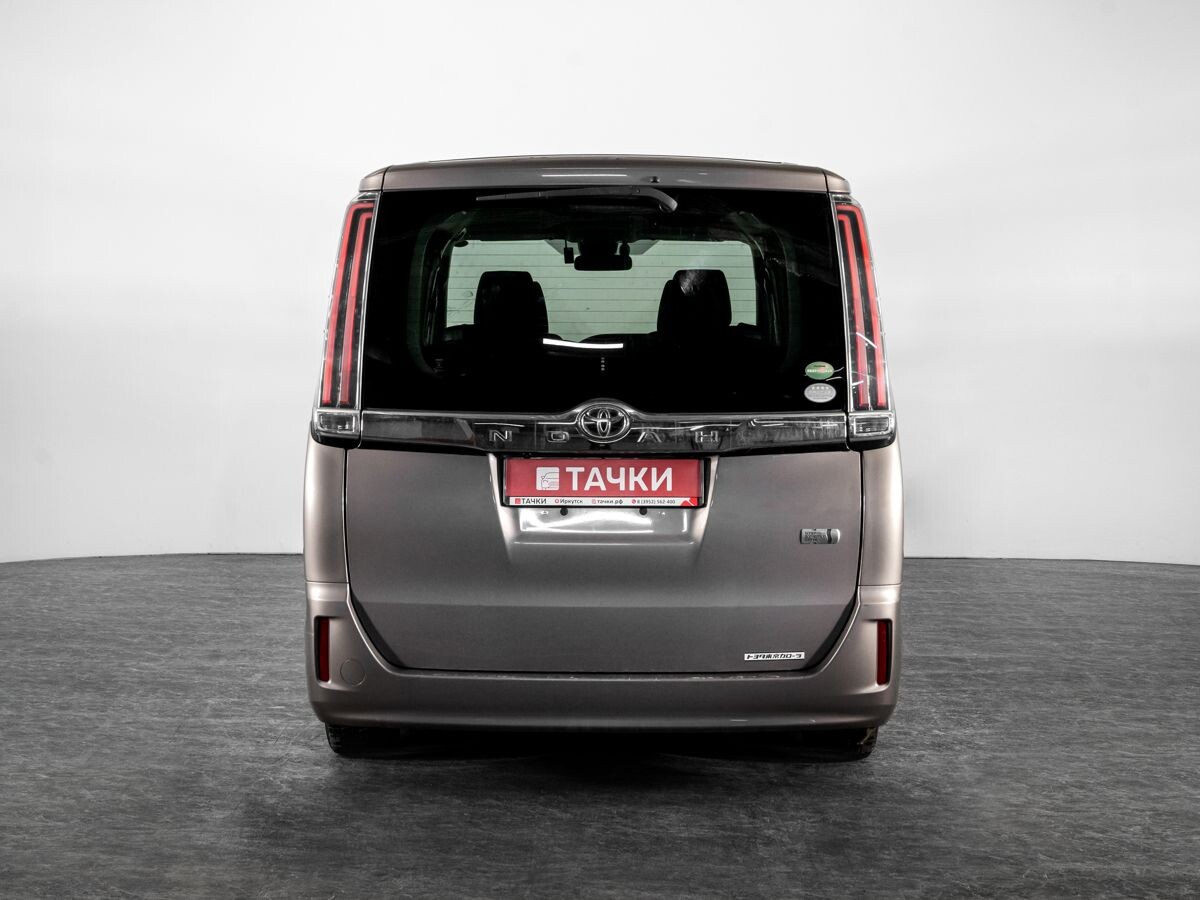 Toyota Noah 2017 - фото автомобиля