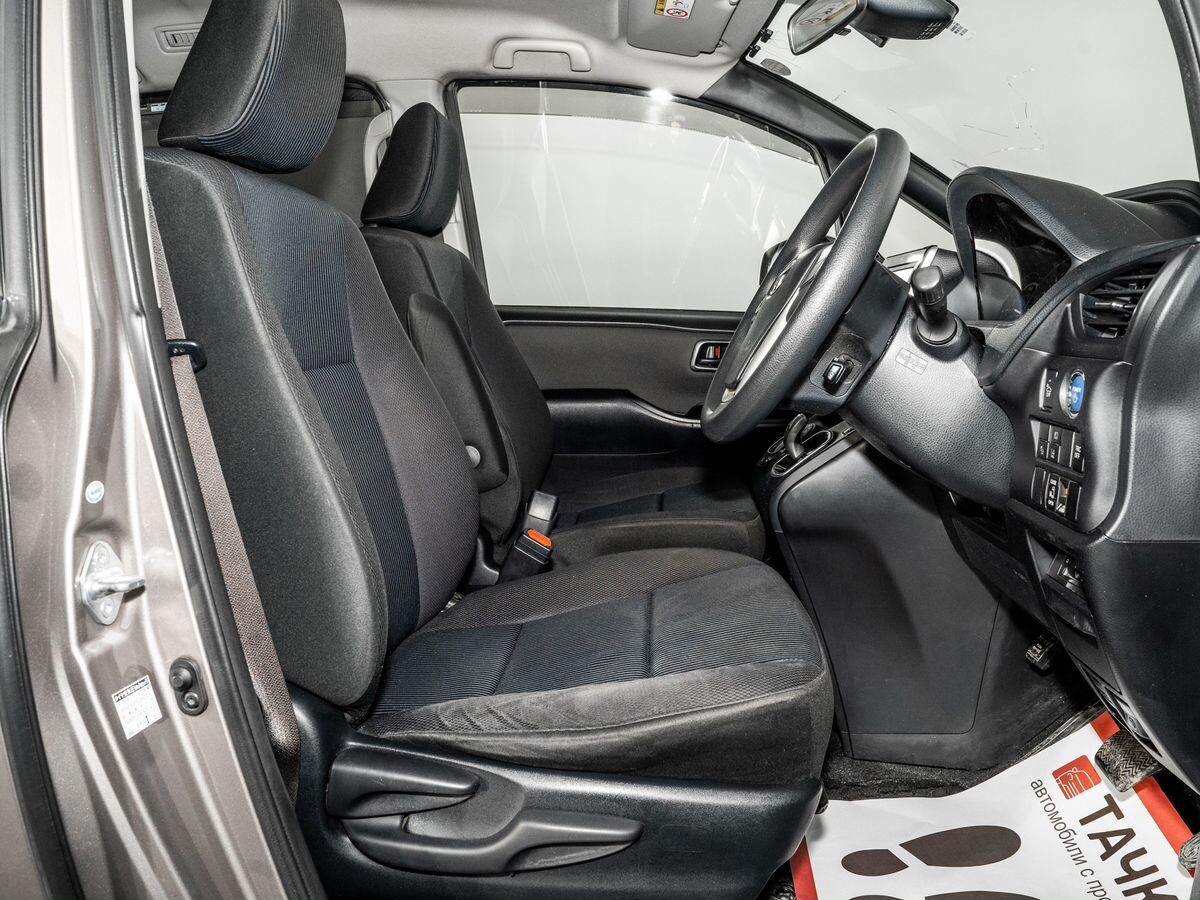 Toyota Noah 2017 - фото автомобиля