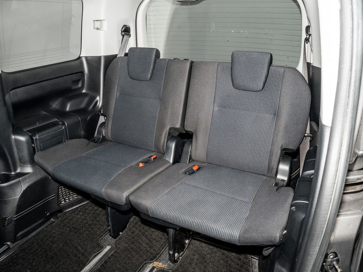 Toyota Noah 2017 - фото автомобиля