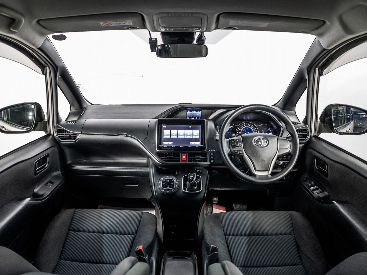 Toyota Noah 2017 - фото автомобиля