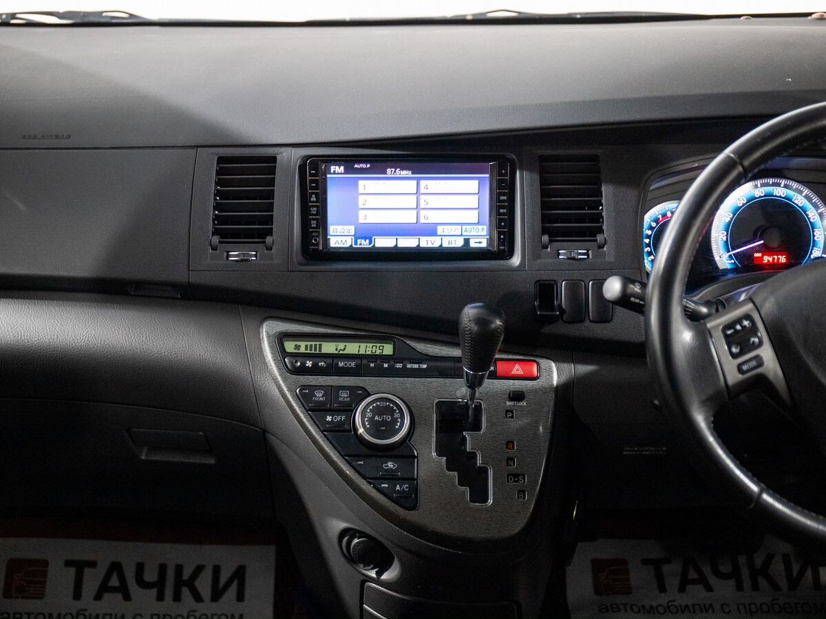 Toyota ISis 2009 - фото автомобиля