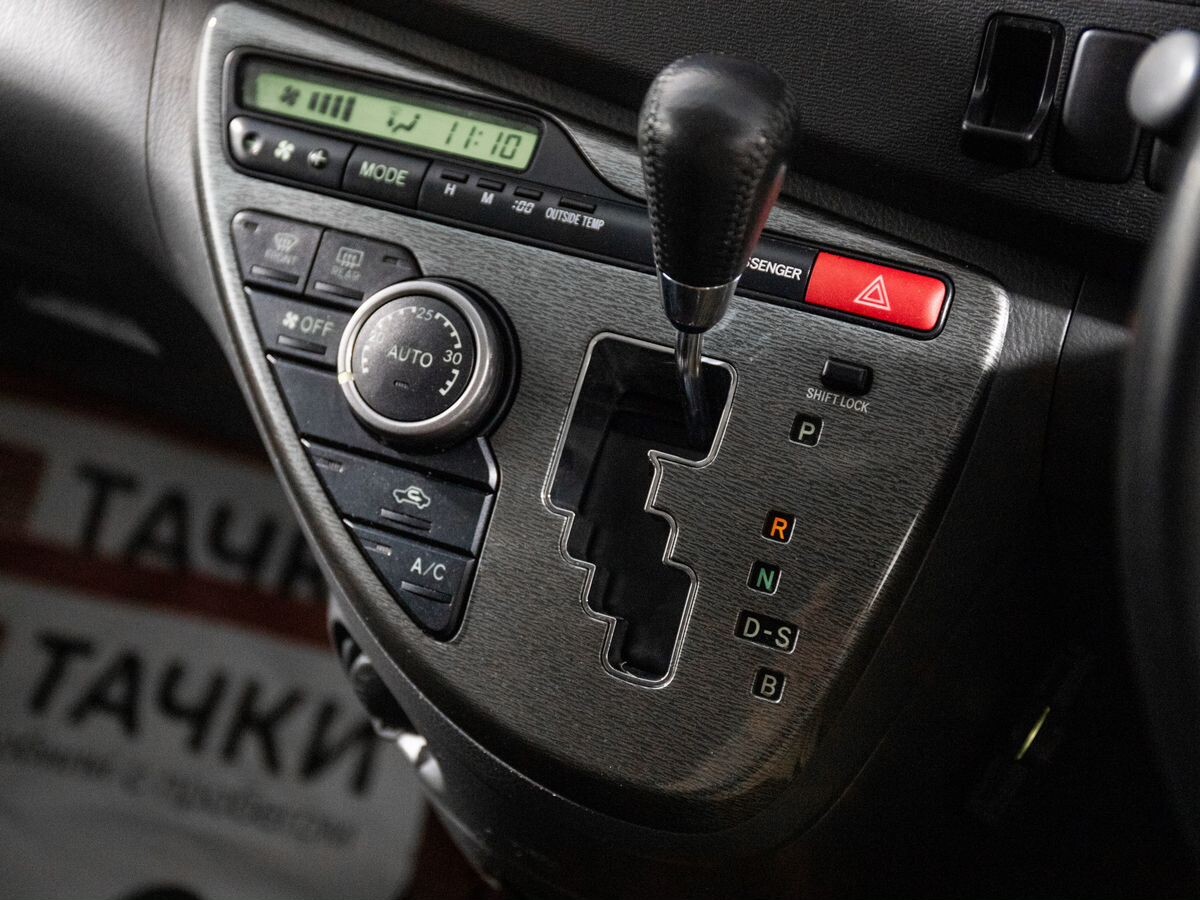 Toyota ISis 2009 - фото автомобиля