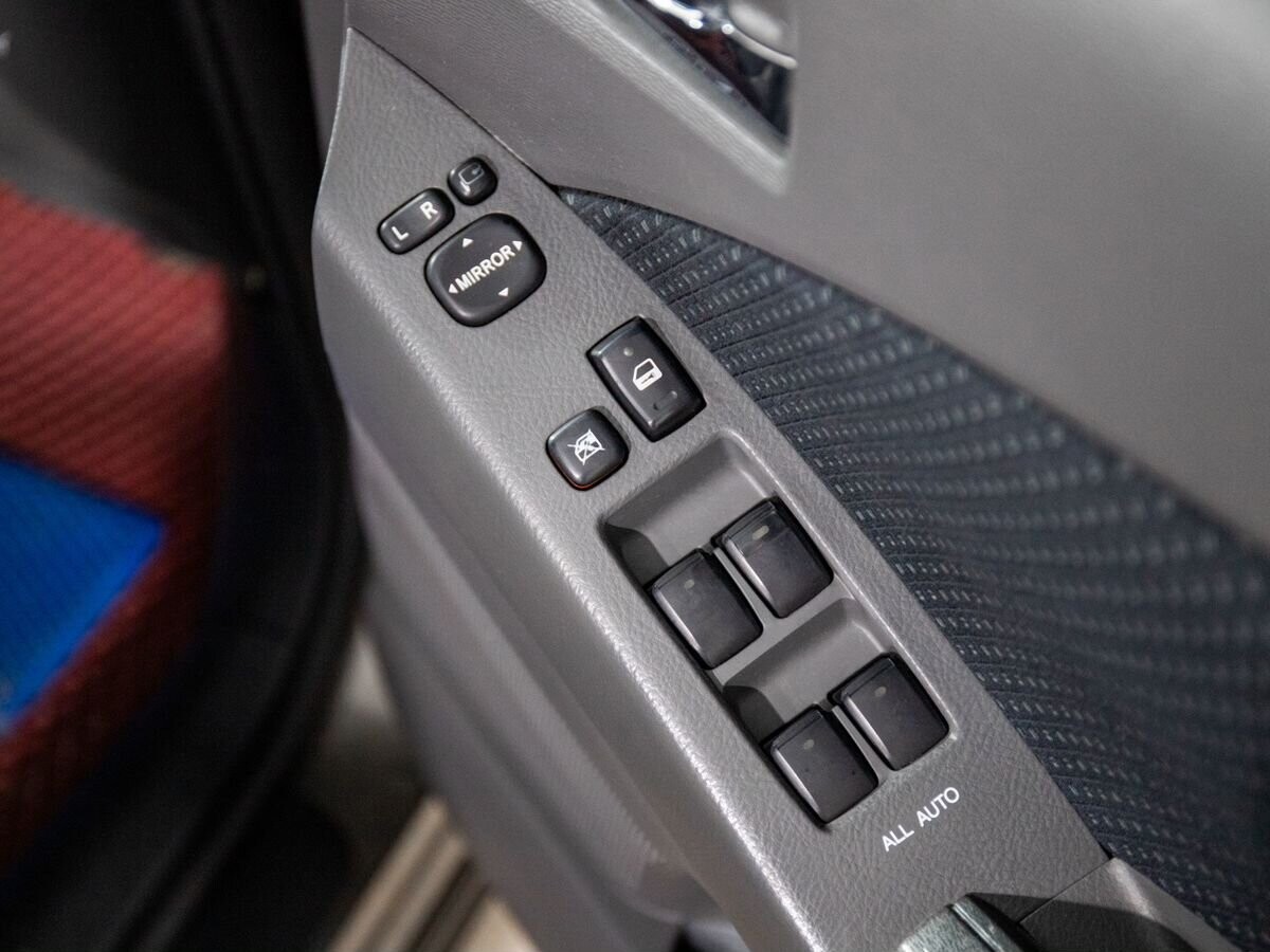 Toyota ISis 2009 - фото автомобиля