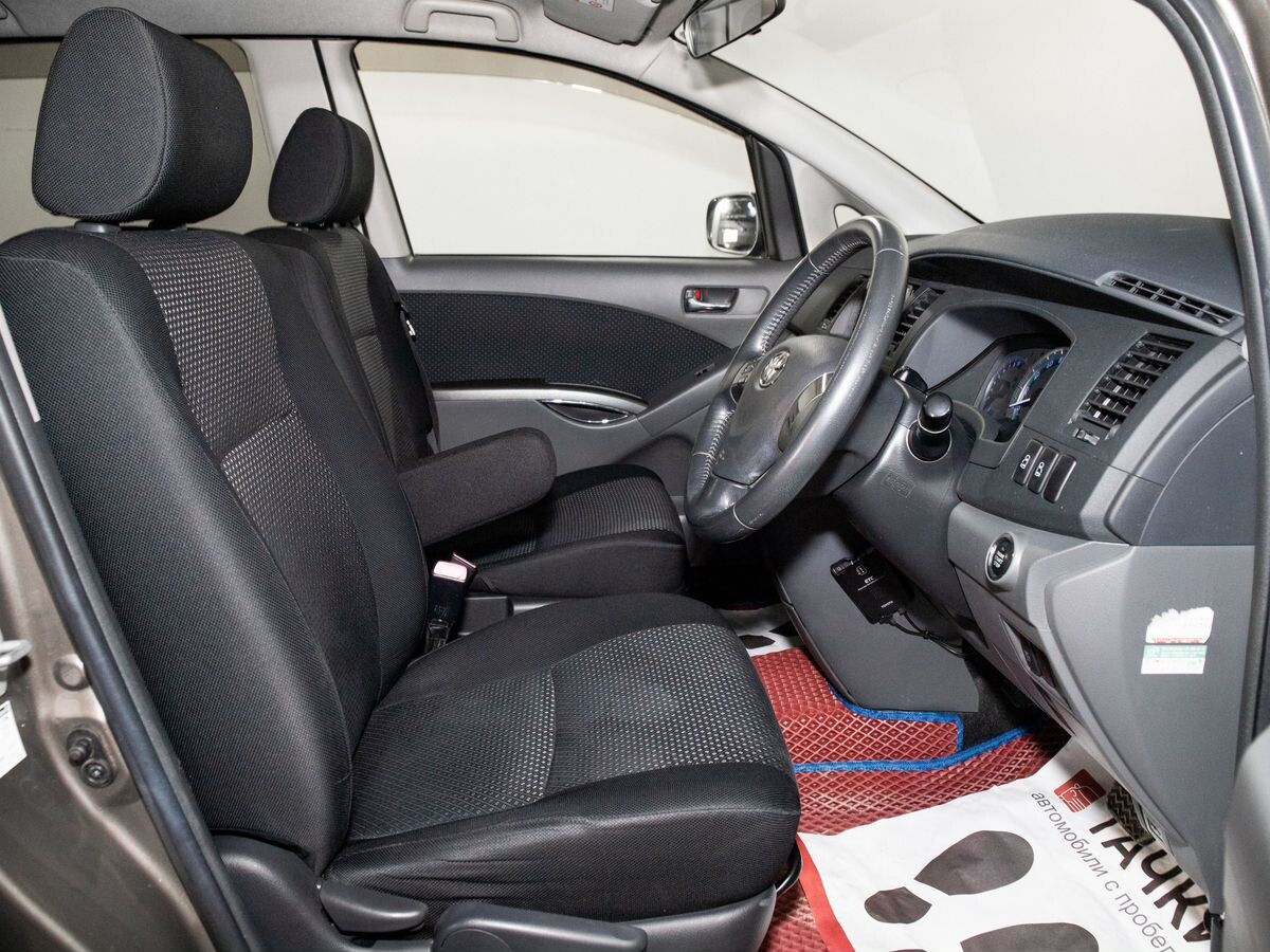 Toyota ISis 2009 - фото автомобиля