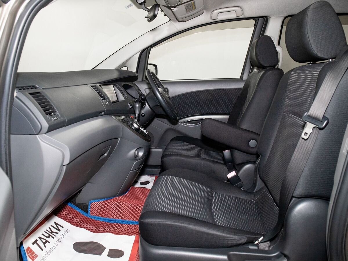 Toyota ISis 2009 - фото автомобиля