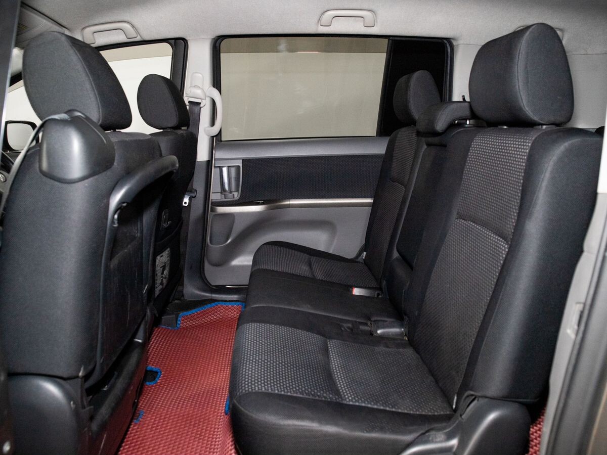 Toyota ISis 2009 - фото автомобиля