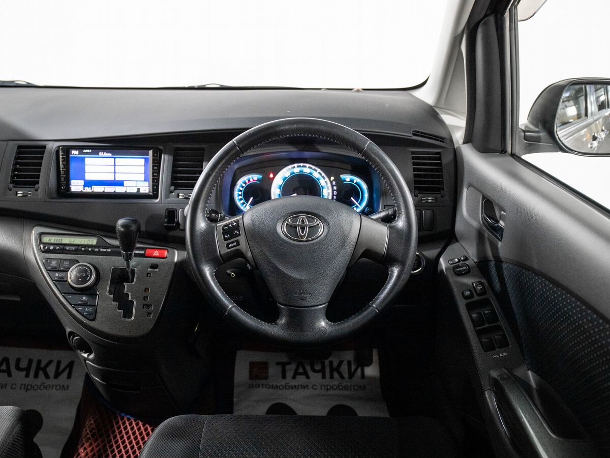 Toyota ISis 2009 - фото автомобиля