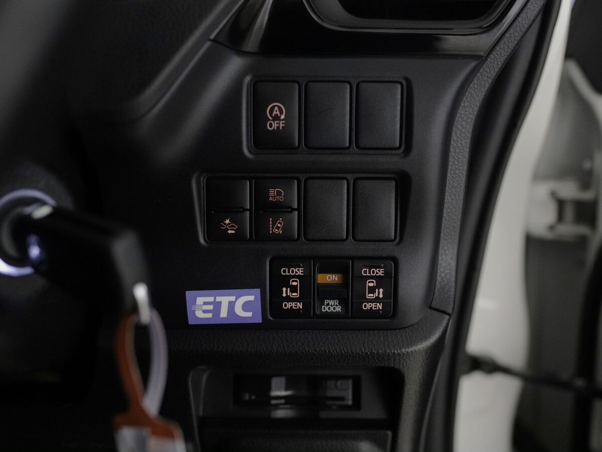 Toyota Esquire 2020 - фото автомобиля