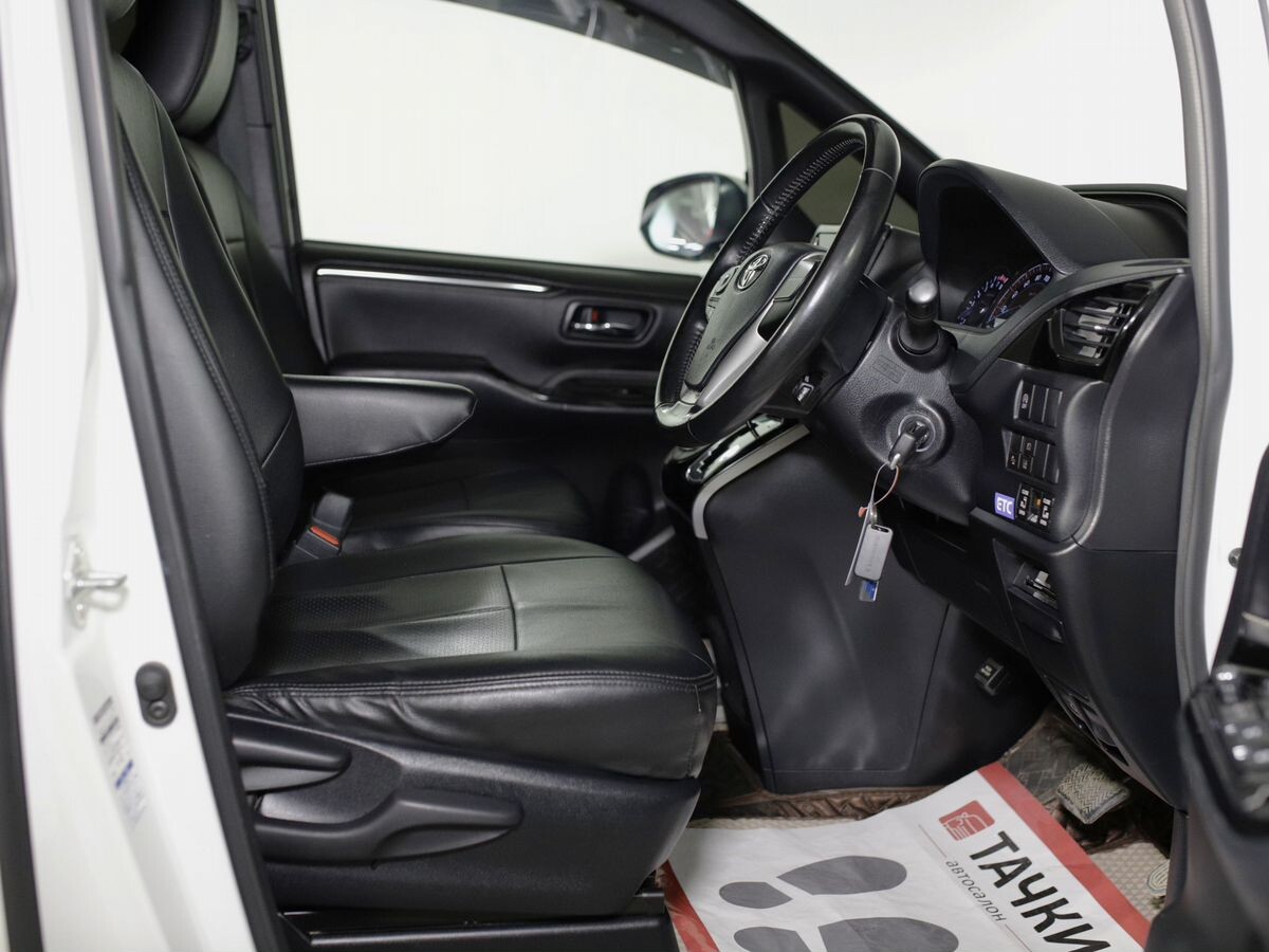 Toyota Esquire 2020 - фото автомобиля