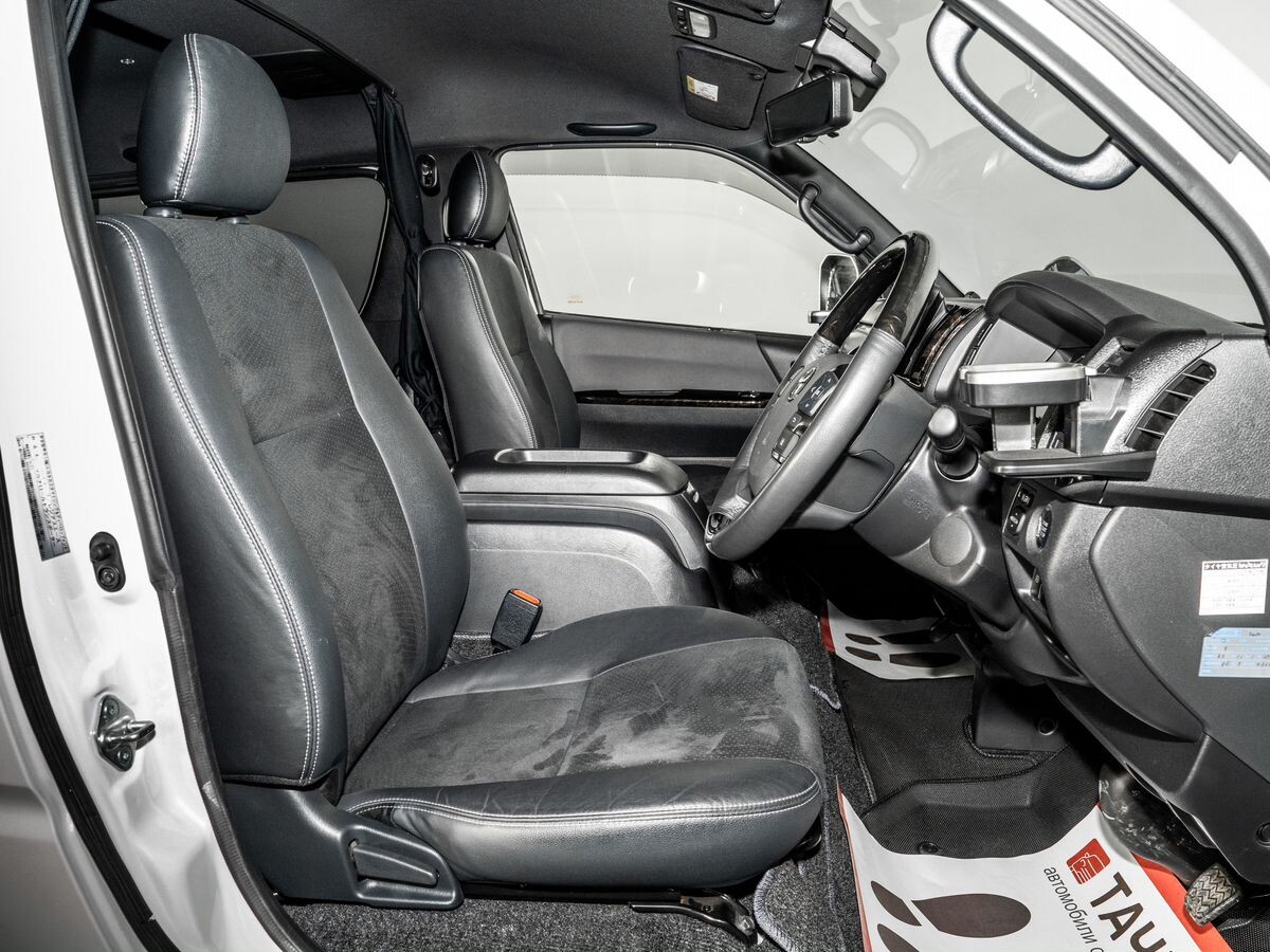 Toyota HiAce 2020 - фото автомобиля