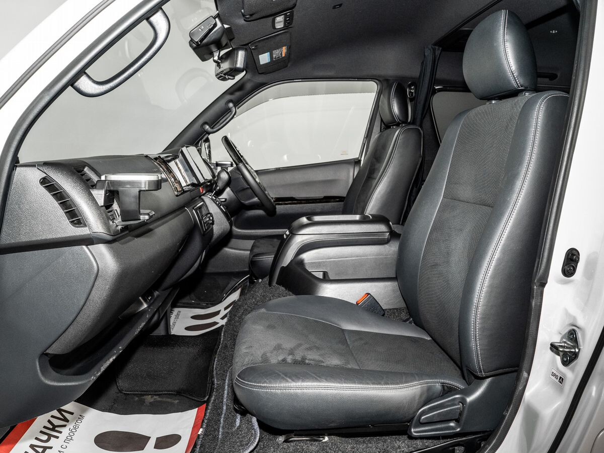 Toyota HiAce 2020 - фото автомобиля