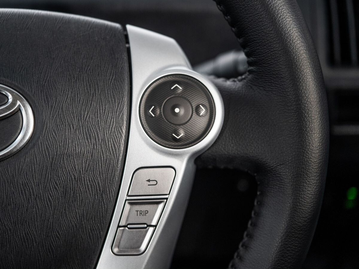 Toyota Prius Alpha 2017 - фото автомобиля