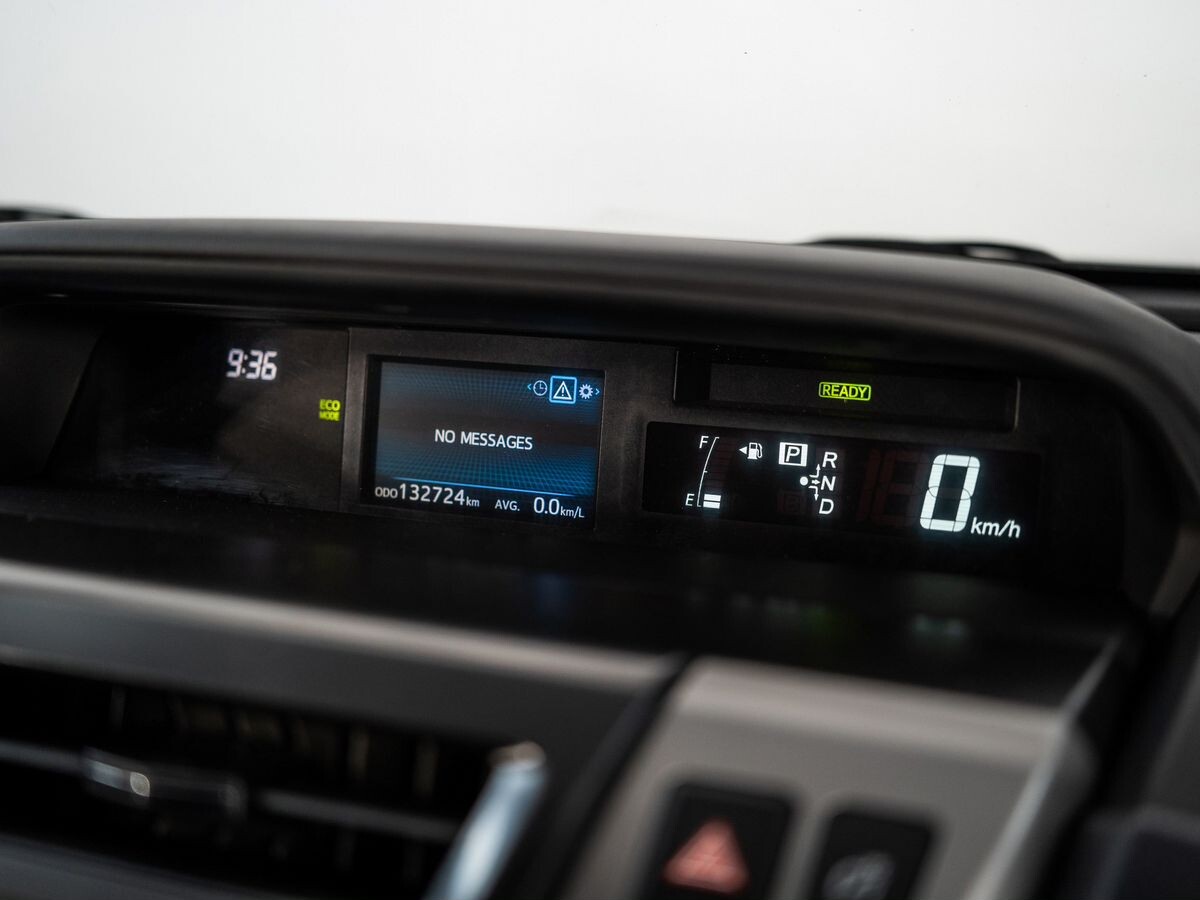 Toyota Prius Alpha 2017 - фото автомобиля