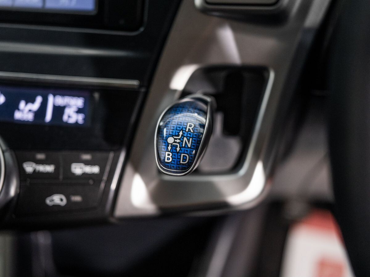 Toyota Prius Alpha 2017 - фото автомобиля