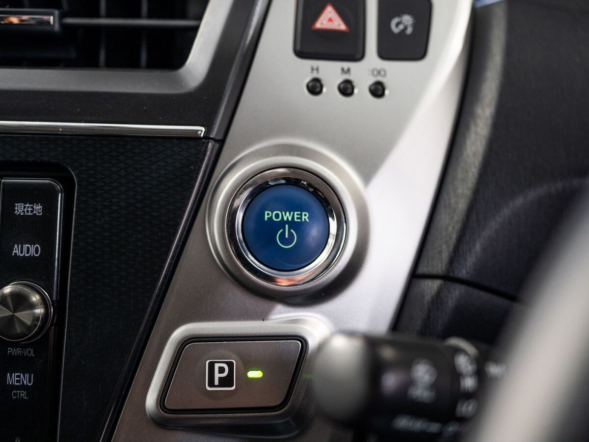 Toyota Prius Alpha 2017 - фото автомобиля