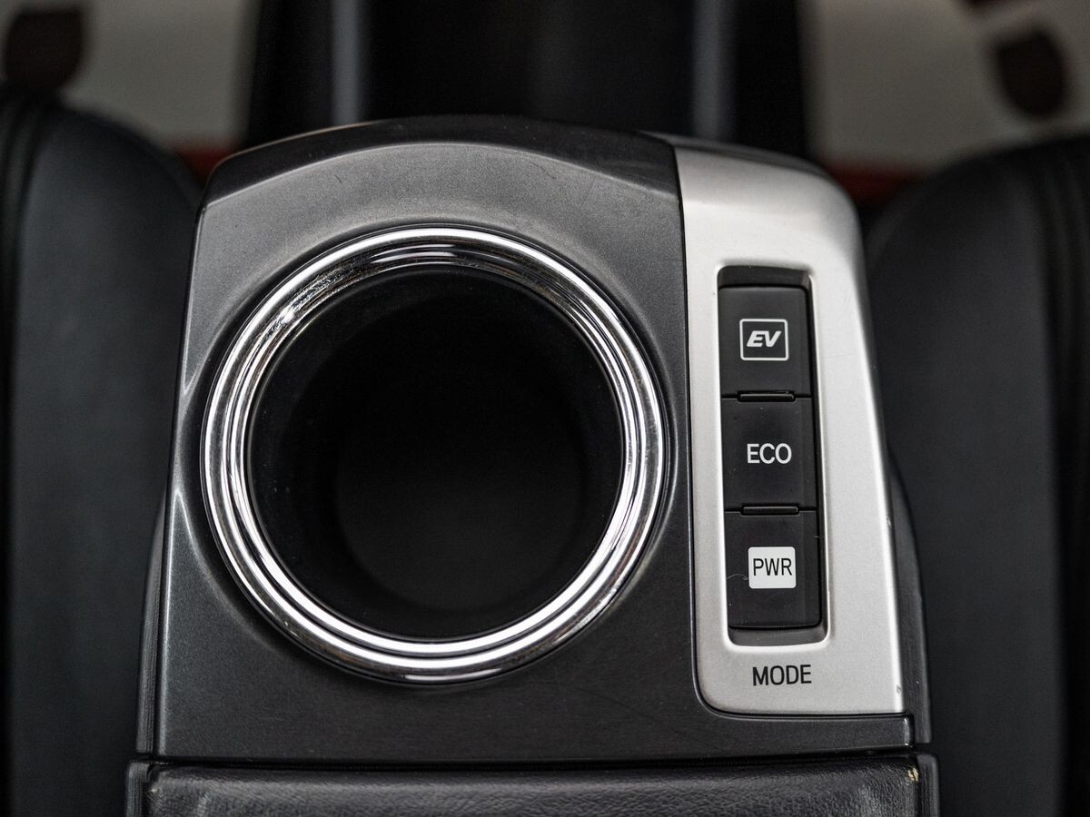 Toyota Prius Alpha 2017 - фото автомобиля