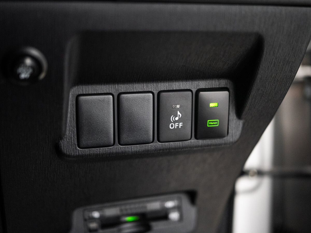 Toyota Prius Alpha 2017 - фото автомобиля