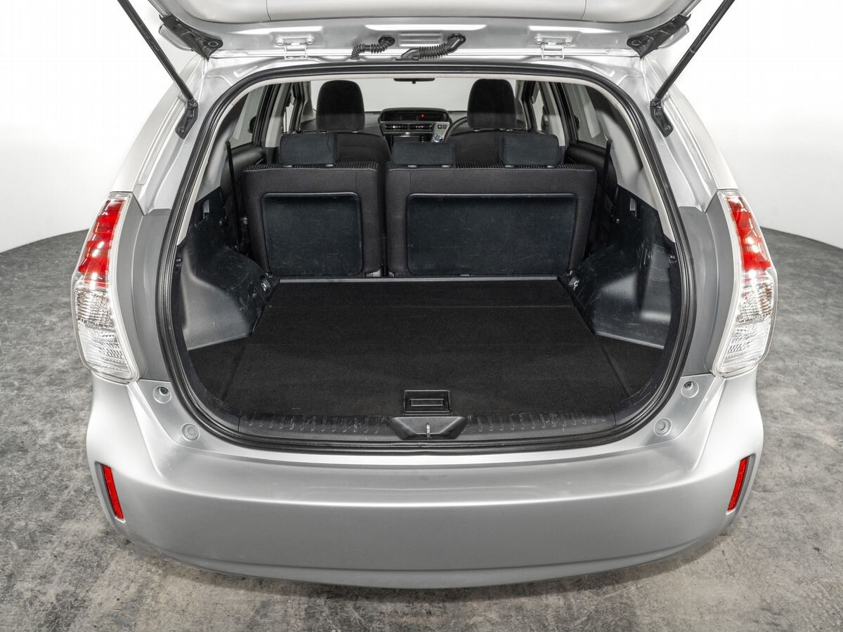 Toyota Prius Alpha 2017 - фото автомобиля