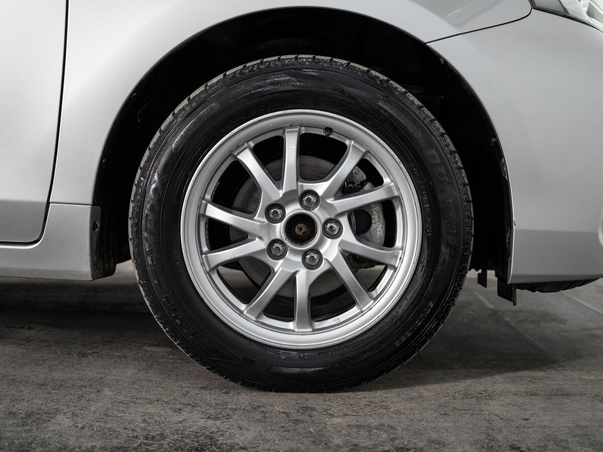 Toyota Prius Alpha 2017 - фото автомобиля