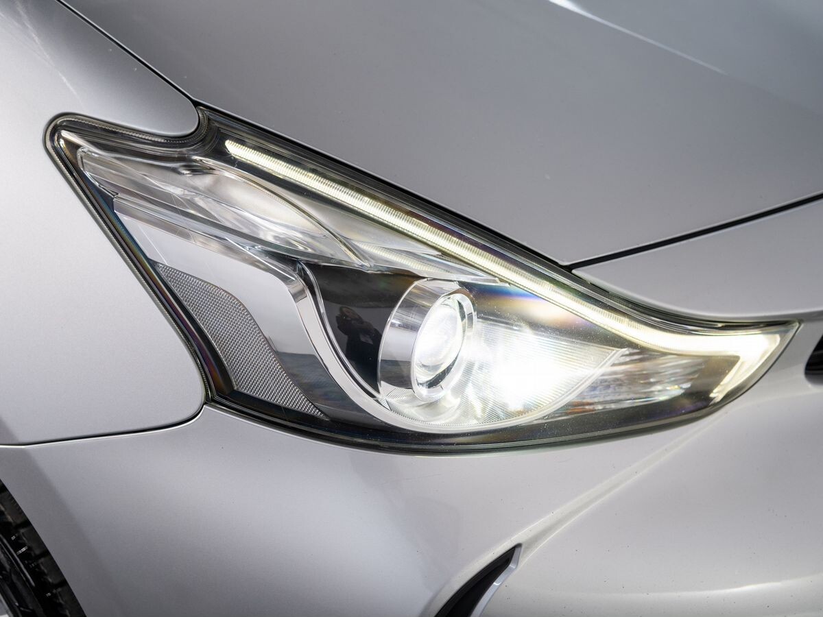 Toyota Prius Alpha 2017 - фото автомобиля