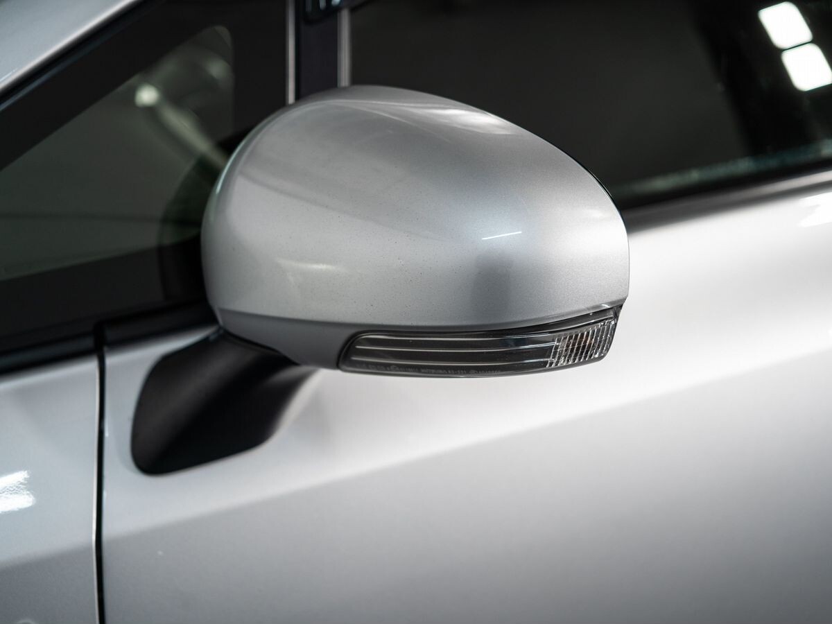 Toyota Prius Alpha 2017 - фото автомобиля