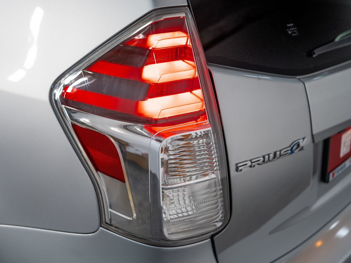 Toyota Prius Alpha 2017 - фото автомобиля