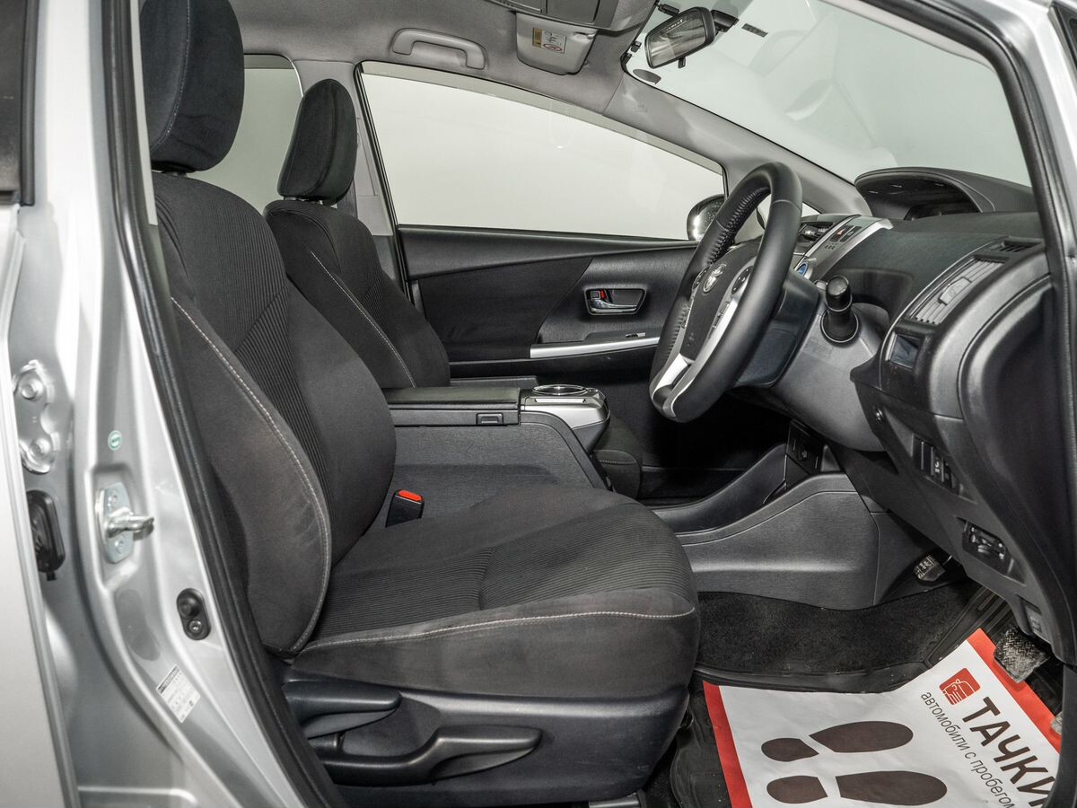 Toyota Prius Alpha 2017 - фото автомобиля