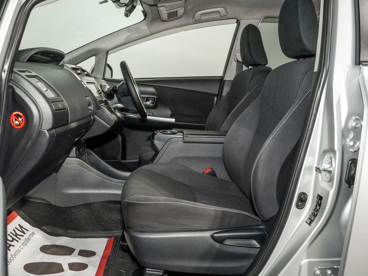 Toyota Prius Alpha 2017 - фото автомобиля