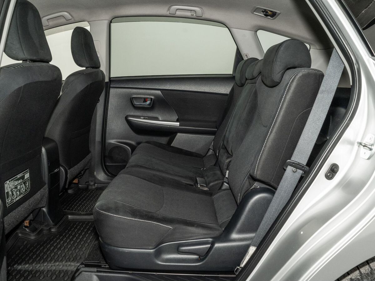 Toyota Prius Alpha 2017 - фото автомобиля