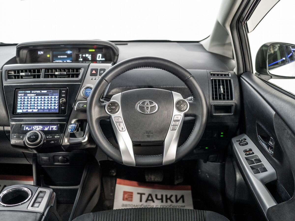 Toyota Prius Alpha 2017 - фото автомобиля