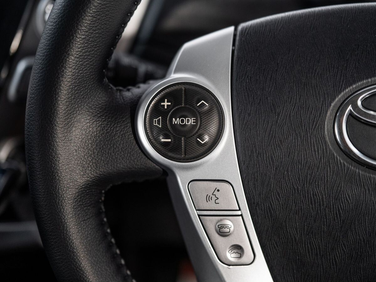 Toyota Prius Alpha 2017 - фото автомобиля